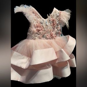 NWOT Beautiful Toddler Dress with fluffy skirt and hair accessory - 3T